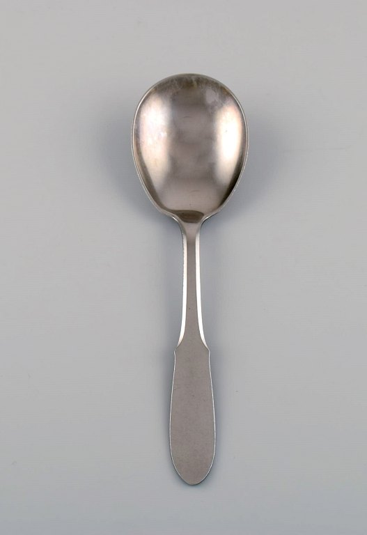 Gundorph Albertus for Georg Jensen. Mitra serveringsske i rustfrit stål. 
1970