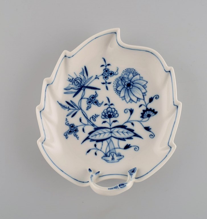 Bladformet Meissen Løgmønstret asiet i håndmalet porcelæn. Tidligt 1900-tallet.
