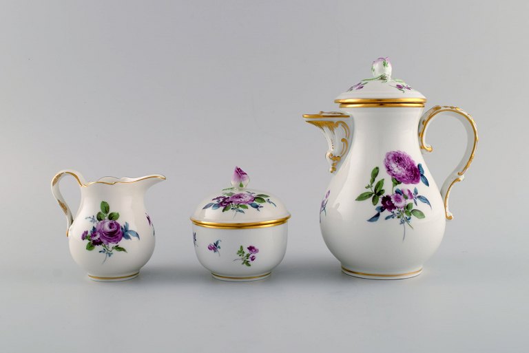 Meissen kaffekande, sukkerskål og flødekande med håndmalede blomster og 
gulddekoration. Låg modeleret med rosenknopper. Tidligt 1900-tallet.
