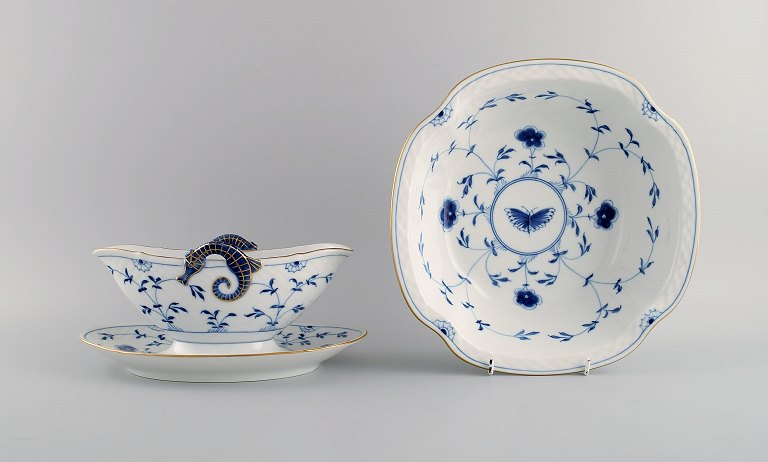 Bing & Grøndahl Sommerfugl sovsekande og skål i håndmalet porcelæn med guldkant. 
Midt 1900-tallet.
