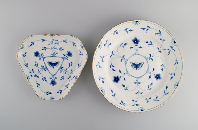 To Bing & Grøndahl Sommerfugl fade i håndmalet porcelæn med guldkant. Midt 
1900-tallet.
