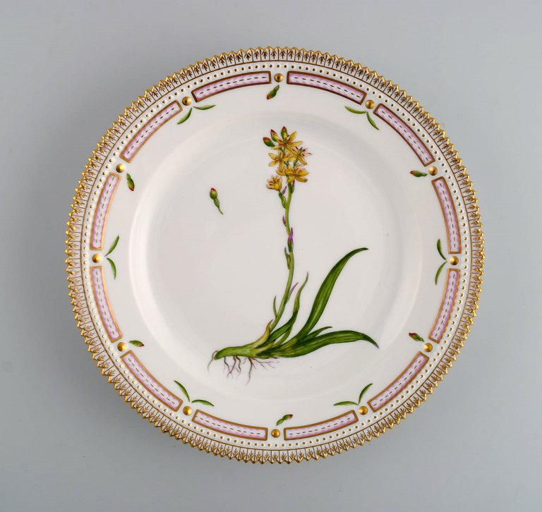 Royal Copenhagen Flora Danica frokosttallerken i håndmalet porcelæn med blomster 
og gulddekoration. Modelnummer 20/3550. 
