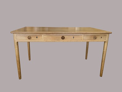 Desk with three drawers
Andreas Tuck, burn mark
Oak
L: 138 cm, W; 76 cm, H: 73 cm
2 extra keyholes, otherwise good condition
Hans J Wegner
