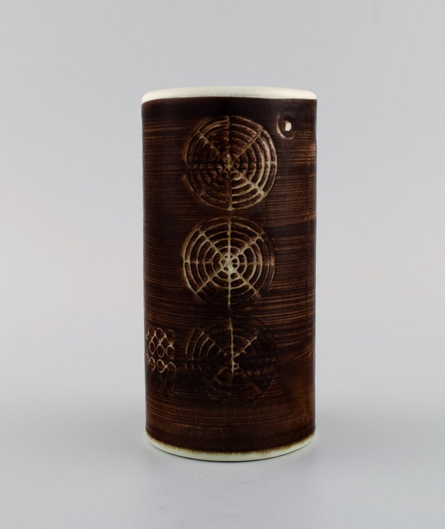 Olle Alberius for Rörstrand. Cylindrical Sarek vase in hand-painted and glazed 
ceramics with geometric patterns. Swedish design, 1960s/70s.
