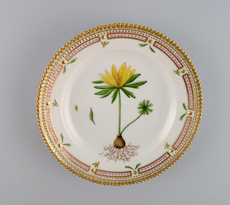 Royal Copenhagen Flora Danica salattallerken i håndmalet porcelæn med blomster 
og gulddekoration. Modelnummer 20/3573.  
