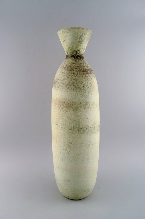 Carl Harry Stålhane (1920-1990) for Rörstrand. Kolossal vase i glaseret keramik. 
Smuk glasur i lyse jord nuancer. Midt 1900-tallet.
