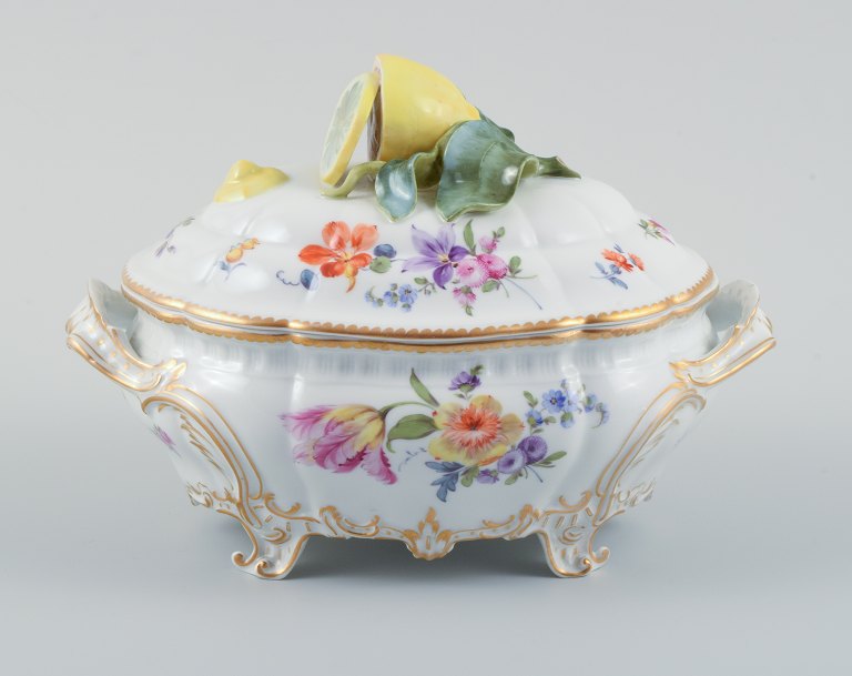 Nymphenburg, Tyskland, håndmalet lågterrin i porcelæn med polykrome blomster, 
lågknop i form af citron.