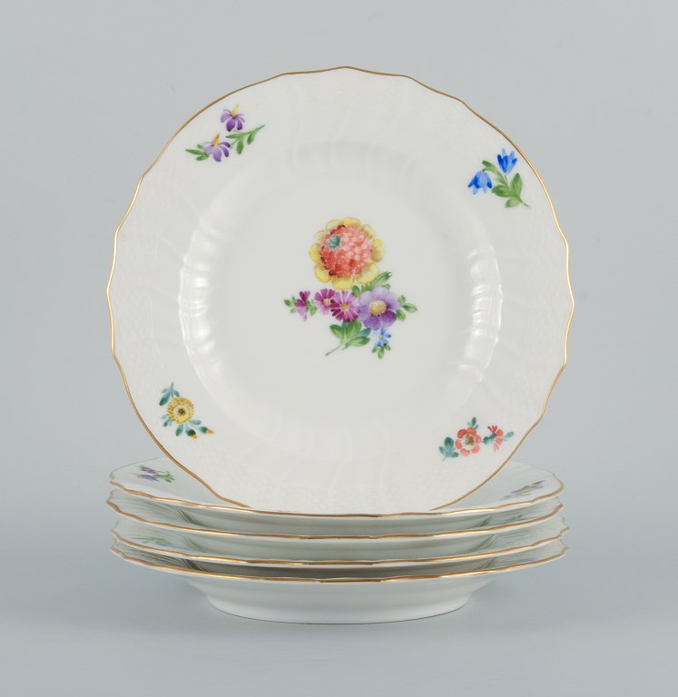 Royal Copenhagen Saxon Flower. Five dinner plates in hand-painted porcelain with 
flowers and gold decoration.