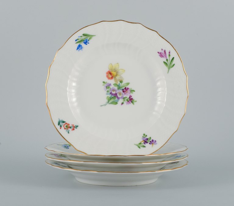 Royal Copenhagen Saksisk Blomst. Fire middagstallerkener i håndmalet porcelæn 
med blomster og gulddekoration.