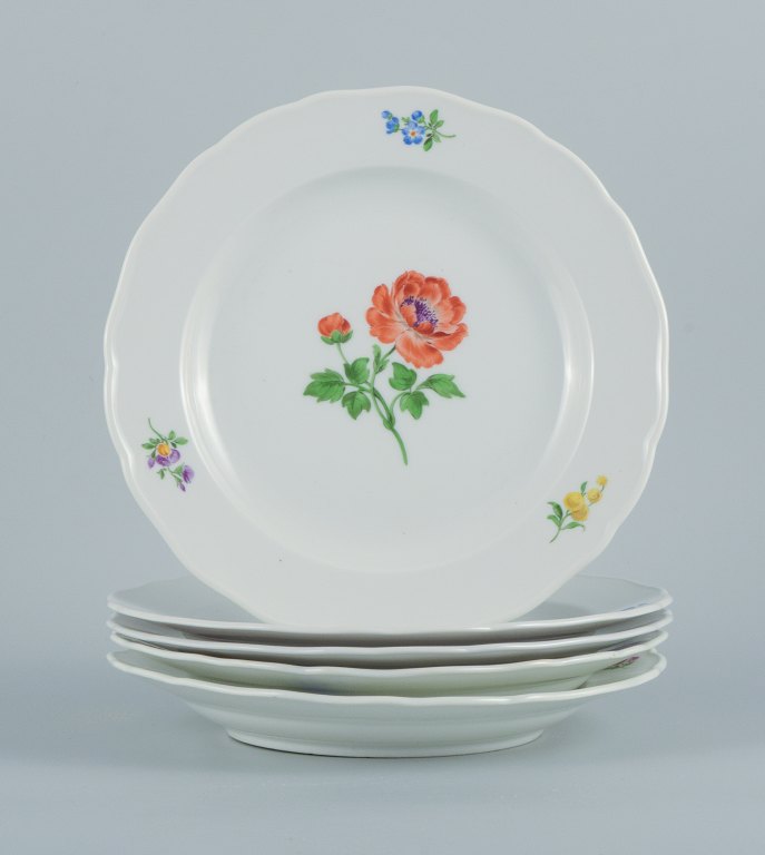 Meissen, Tyskland.
Fem middagstallerkner af porcelæn dekoreret med blomster.