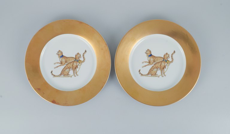 Porcelaine de Paris (Décor - Chasses Royales).
To dæktallerkner hånddekoreret med geparder og gulddekoration.