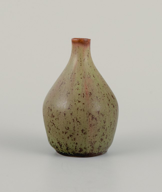 Carl Harry Stålhane (1920-1990) for Rörstrand, miniaturevase med plettet glasur 
i jordnuancer.