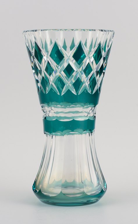 Val St. Lambert, Belgien, stor håndlavet Art Deco krystalglas-vase, facetslebet 
med grøn dekoration.