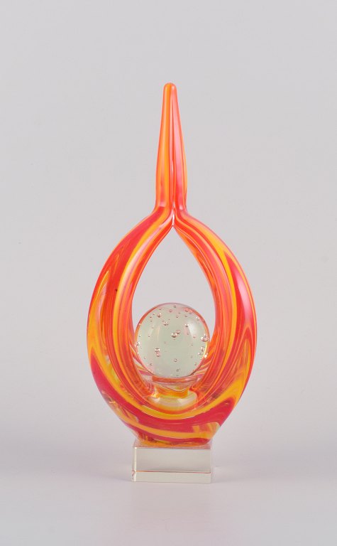 Murano, Italien, skulptur i mundblæst farvet glas.
Modernistisk design. Kunstglas i gult og orange, kugle i klart glas med 
luftbobler indvendigt.