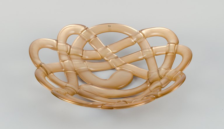 Anna Ehrner for Kosta Boda, Sverige, ”Basket”.
Skål i kunstglas i guld og klart glas.