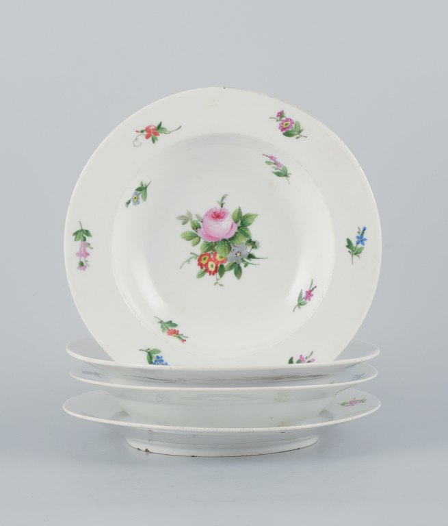 Royal Copenhagen, fire sjældne og antikke Saksisk Blomst porcelænstallerkner. 
Håndmalet med polykrome blomstermotiver. Tre dybe tallerkner og en 
middagstallerken.