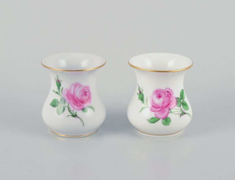 Meissen, to små ”Pink Rose” porcelænsvaser håndmalet med lyserøde roser.