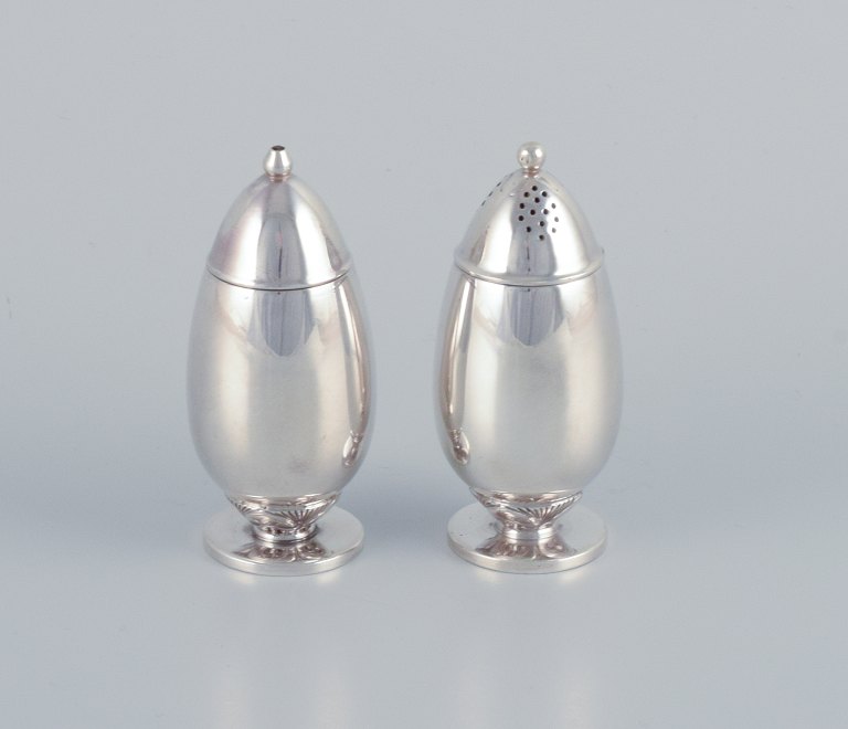 Gundorph Albertus (1887-1970) for Georg Jensen. Et par Kaktus salt og 
peberbøsser i sterlingsølv.