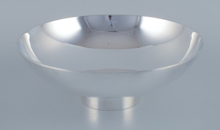 Søren Georg Jensen for Georg Jensen, large and impressive bowl in sterling 
silver.