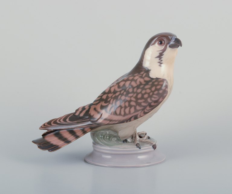 Dahl Jensen for Bing & Grøndahl. Porcelænsfigur af siddende tårnfalk.