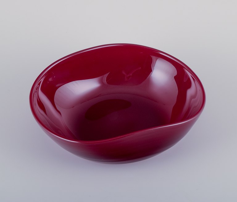 Monica Bratt for Reijmyre, Sweden. Large oval bowl in mouth-blown wine red art 
glass.