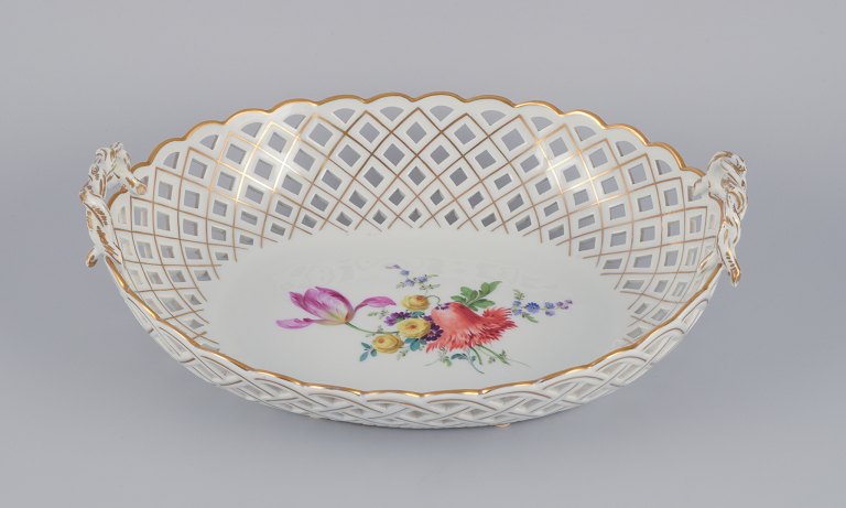 Meissen, Tyskland. Kolossal gennembrudt oval skål. Håndmalet med polykrome 
blomstermotiver samt guldkant.