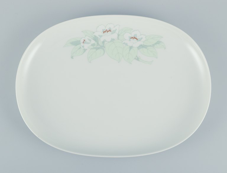 Tapio Wirkkala (1915-1985) for Rosenthal Studio-linie, "Century Blütentraum".
Stort ovalt fad dekoreret med blomstermotiv.