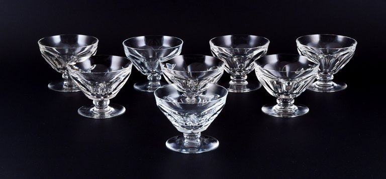 Baccarat, France. A set of eight Art Deco champagne coupes in faceted crystal 
glass.