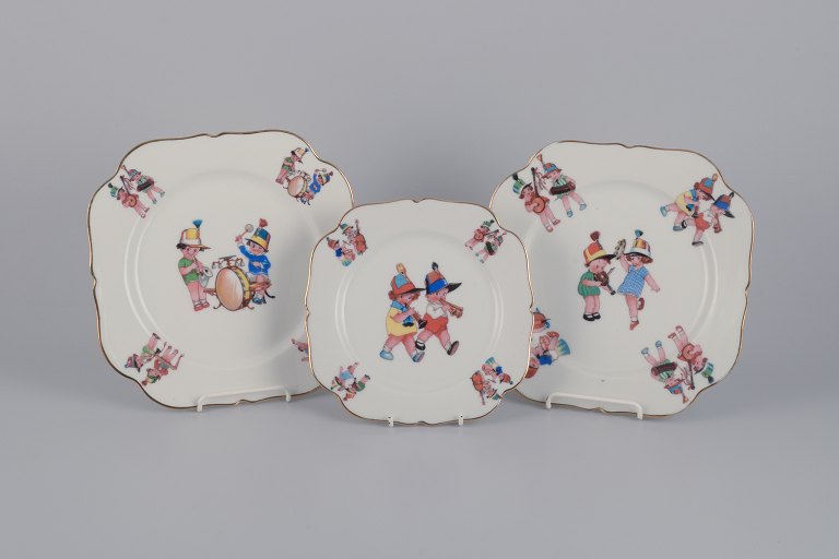 Limoges Porcelaine, Frankrig. Tre porcelænstallerkner med motiver af 
barnemusikanter.