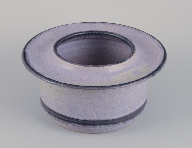 Carl Cunningham-Cole (1942-2015), British ceramicist, own workshop.
Large unique ceramic bowl. Light violet and sand-colored glaze.