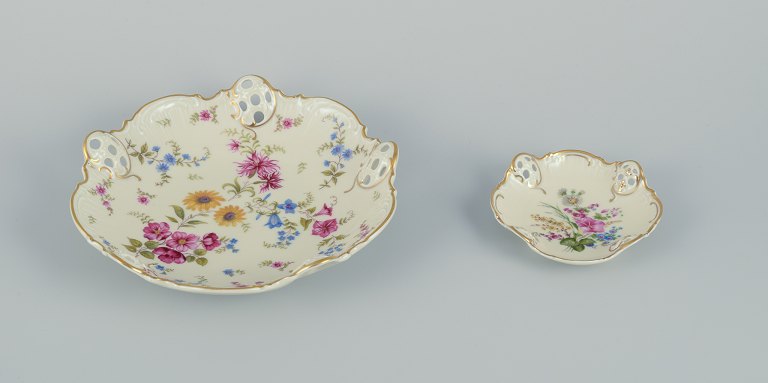 Rosenthal, Tyskland. To ”Moliere” porcelænsskåle med gennembrudt kant. Dekoreret 
med polykrome blomster på cremefarvet bund.