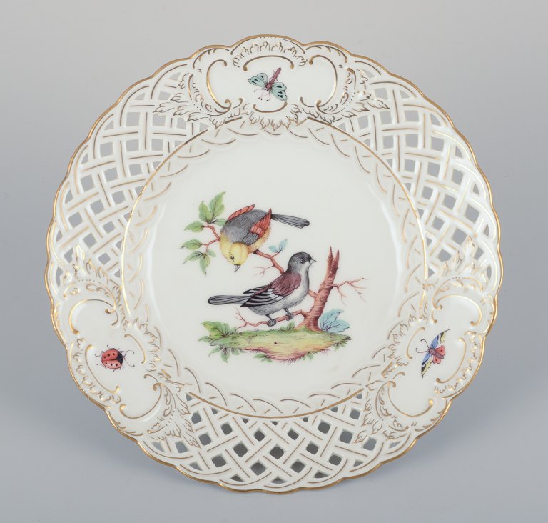 Meissen, Tyskland.  Gennembrudt porcelænstallerken. Håndmalet med fuglemotiv og 
insekter, guldkant.