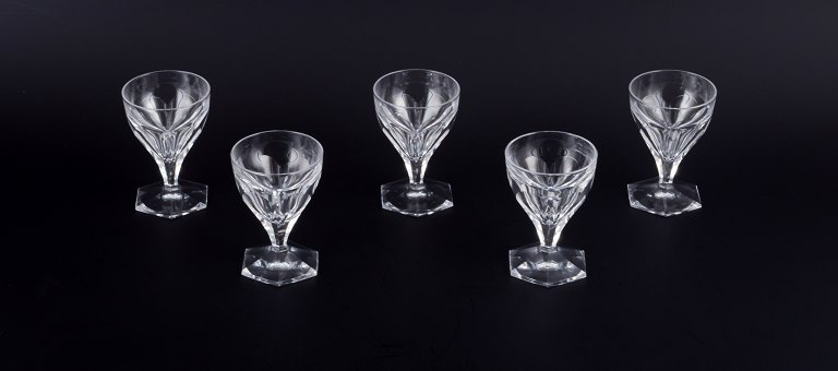 Baccarat, Frankrig, et sæt på fem Art Deco glas i klart krystal.