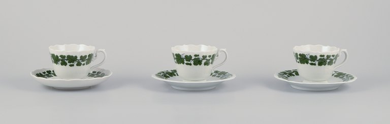 Meissen, Tyskland, Green Ivy Vine, tre kaffekopper med tilhørende underkopper.