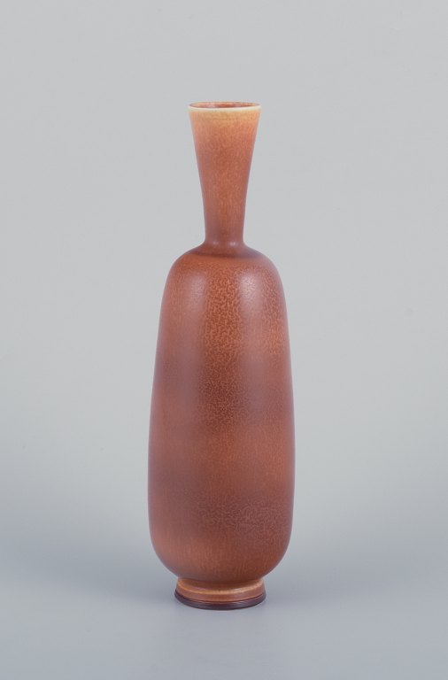 Berndt Friberg for Gustavsberg. Unika Studiohand keramikvase med smal hals. 
Glasur i lysebrune toner.