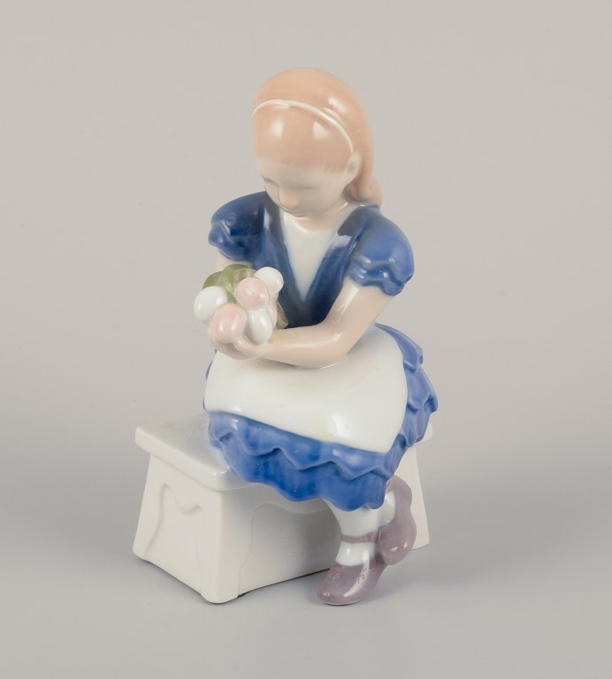 Bing & Grøndahl, Danmark.
Porcelænsfigur af siddende pige med blomsterbuket i armene.