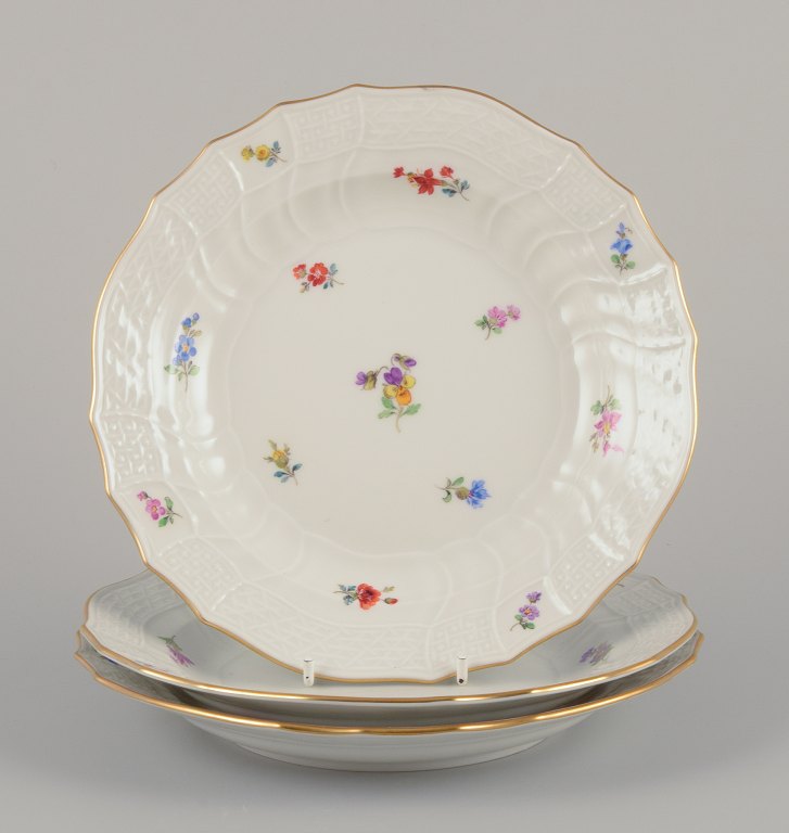 Meissen, Tyskland. Tre frokosttallerkner i porcelæn.
Håndmalet med polykrome blomstermotiver.