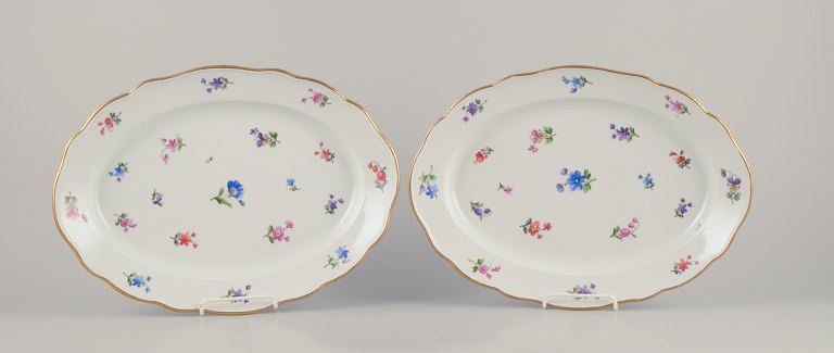 Meissen, Tyskland. To ovale serveringsfade i porcelæn.
Håndmalet med polykrome blomstermotiver.