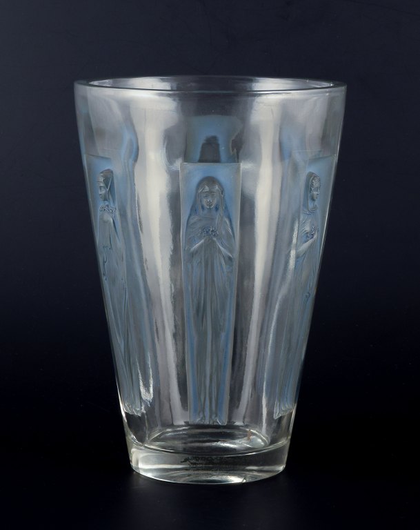 René Lalique, Frankrig.
Stor ”Gobelet Six Figurines” vase i klart glas med figurer i blåt.