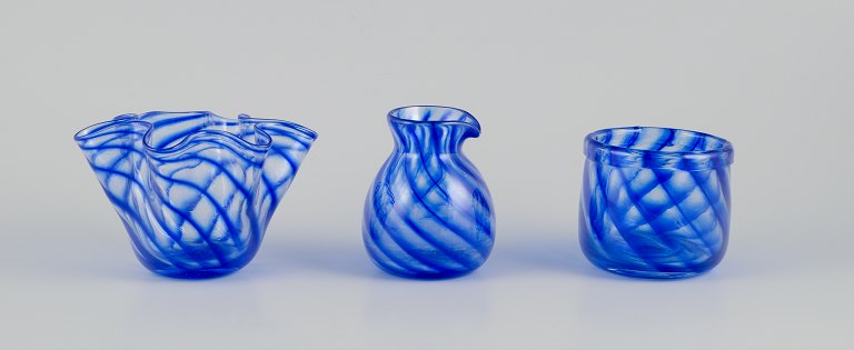 Glashytten, Nykøbing Sjælland.
Skål, vase og kande i mundblæst kunstglas.