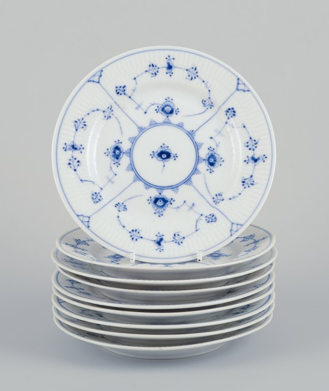 Royal Copenhagen Musselmalet Riflet. Ni tallerkner i porcelæn.