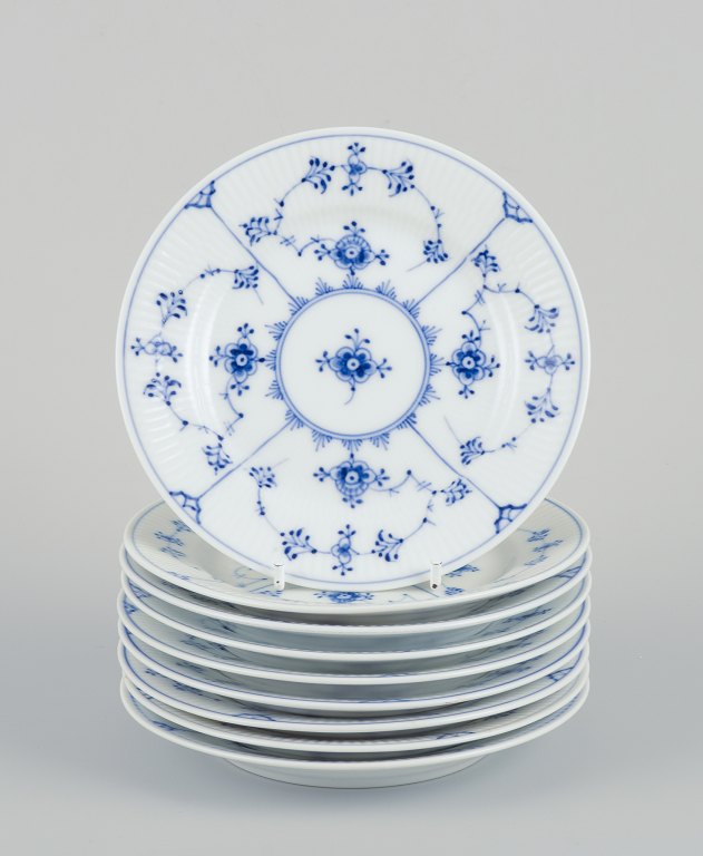 Royal Copenhagen Musselmalet Riflet, ni kagetallerkener i håndmalet porcelæn.