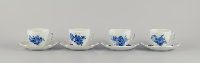 Royal Copenhagen, Blå Blomst Flettet, fire kaffekopper med tilhørende 
underkopper.