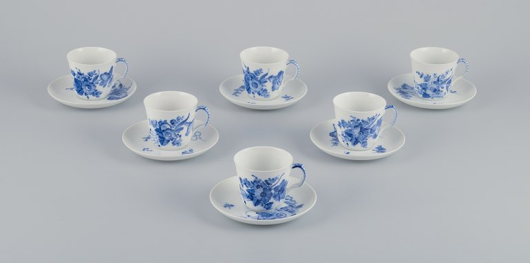 Royal Copenhagen Blå Blomst Svejfet. Et sæt på seks kaffekopper med tilhørende 
underkopper.