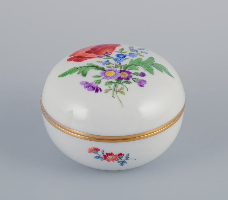 Meissen, lågkrukke i porcelæn. Polykrome blomstermotiver i overglasur.