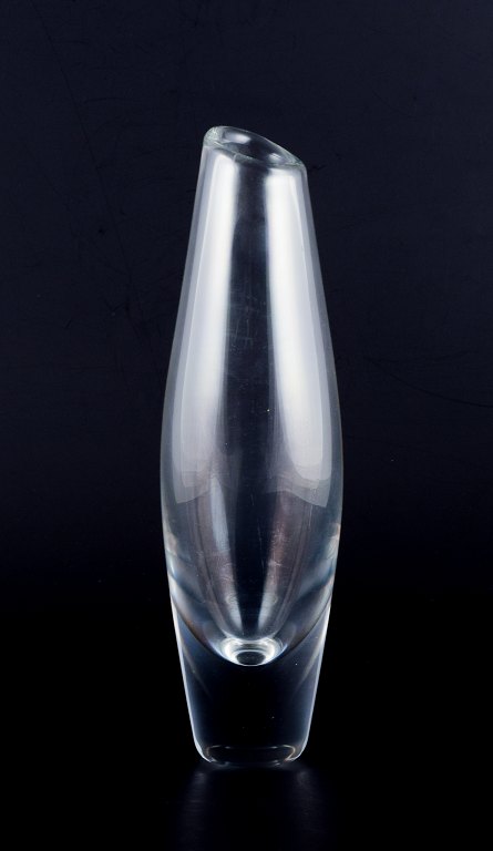 Sven Palmquist for Orrefors, Sverige. 
Høj og slank kunstglasvase i klart glas.