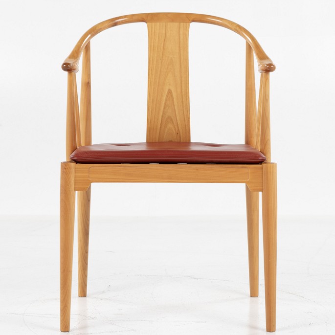 Hans J. Wegner / Fritz Hansen
FH 4283 - China chair in cherry with original red leather cushion.
6 pcs. på lager
Good condition
