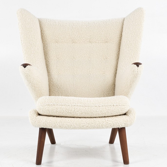 Hans J. Wegner / AP Stolen
AP 19 - Nybetrukket Bamsestol i lyst Alpaca-uld og bomuld fra Dedar (Artemidor 
001).
1 stk. på lager
Ny-restaureret
