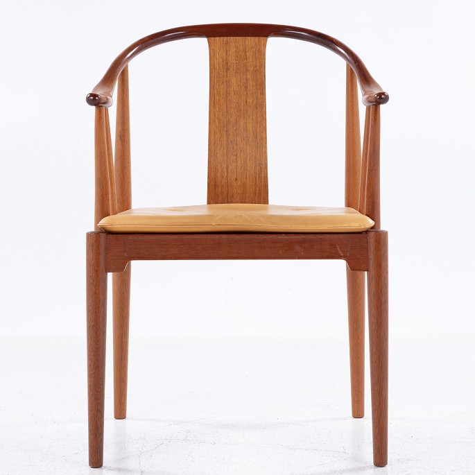 Hans J. Wegner / Fritz Hansen
FH 4283 - Kinastol i lys mahogni m. original hynde i patineret naturlæder. 
Formgivet 1944.
1 stk. på lager
