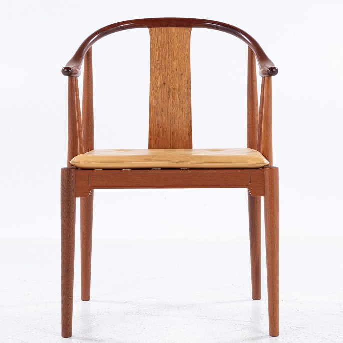 Hans J. Wegner / Fritz Hansen
FH 4283 - Kinastol i lys mahogni m. original hynde i patineret naturlæder. 
Formgivet 1944.
1 stk. på lager
